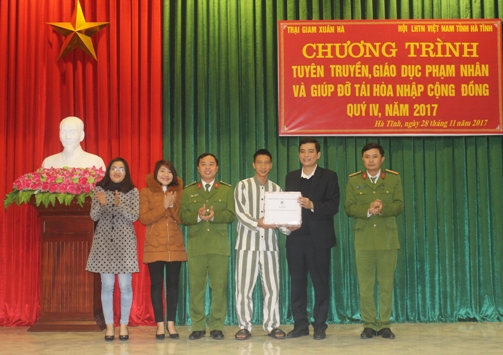 Đồng chí Nguyễn Thành Đồng – Phó Bí thư Tỉnh đoàn tặng quà cho thanh niên phạm nhân có thành tích tiêu biểu trong quá trình cải tạo tại Trại giam Xuân Hà.